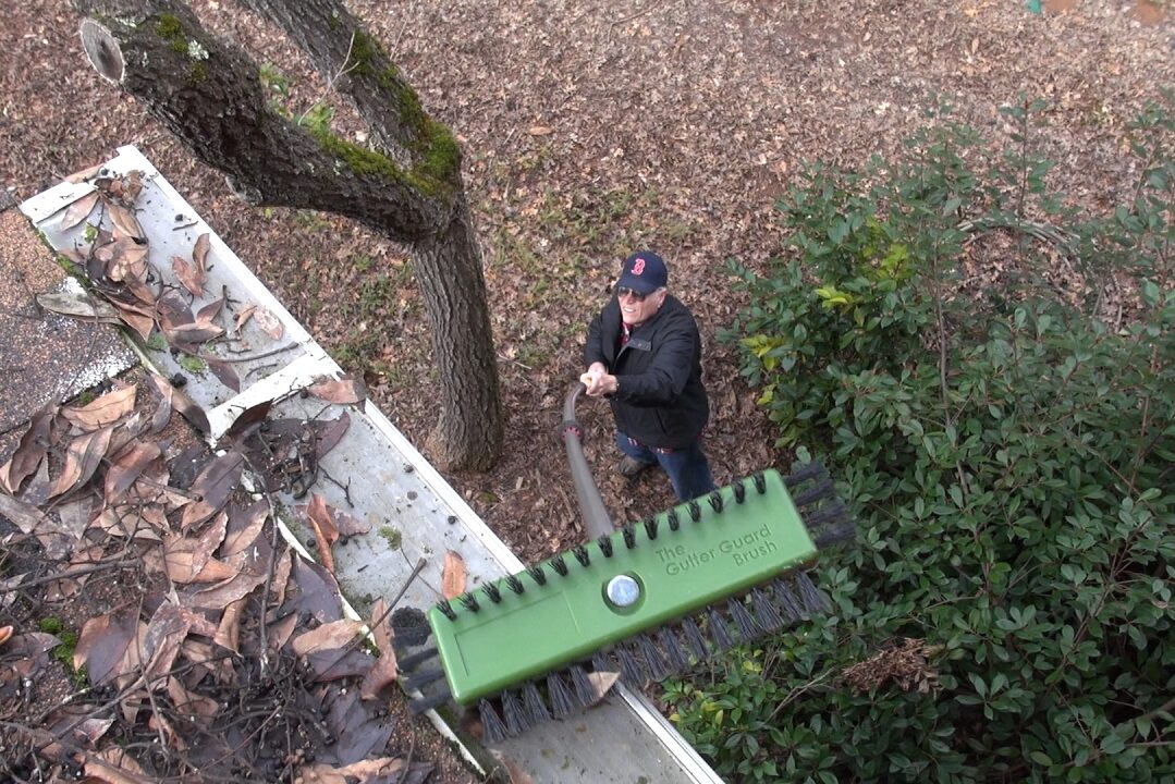 easy ways to clean gutters